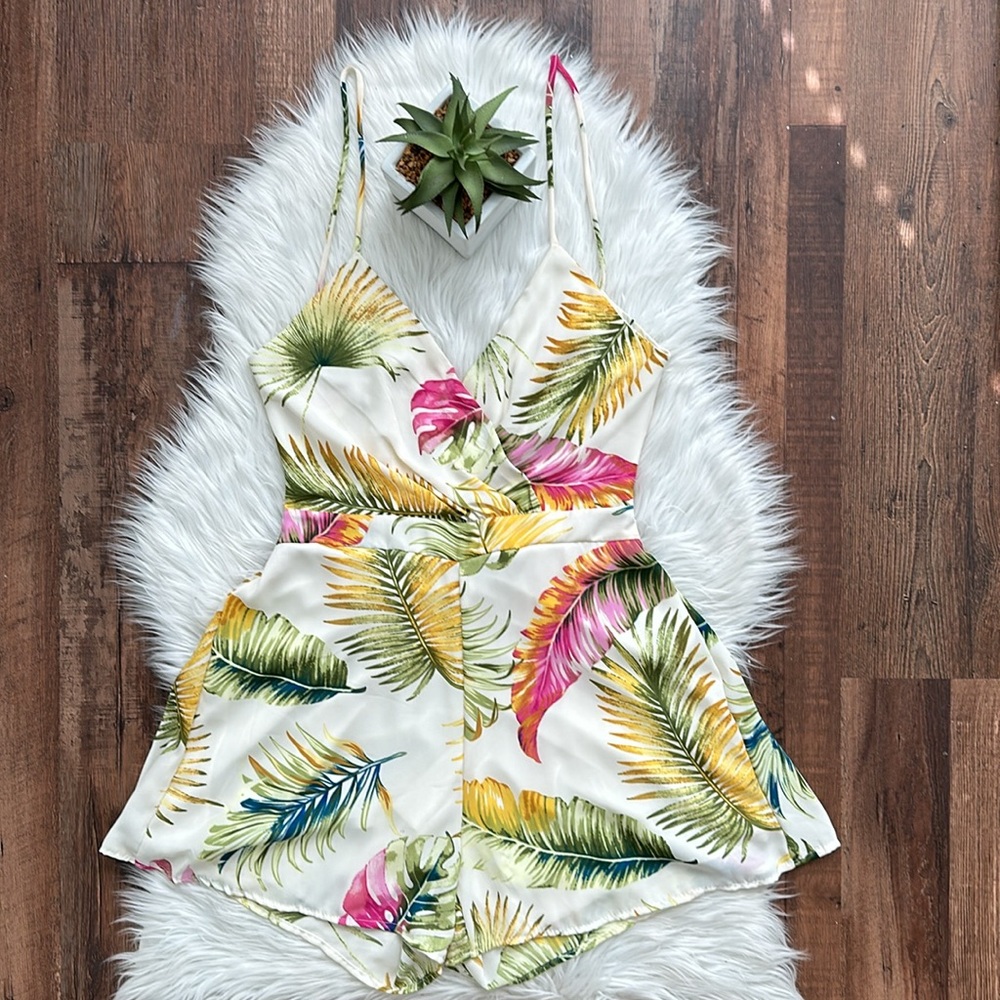 🏝️SHOP 17 | Floral Open Back Romper | Size M